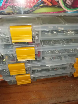 Caja de abalorios varios