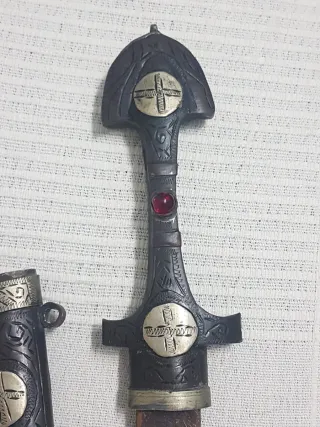 Daga decorativa con gemas