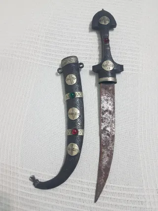 Daga decorativa con gemas