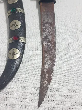 Daga decorativa con gemas