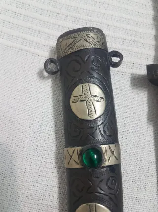 Daga decorativa con gemas