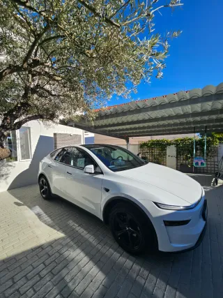 Tesla Model Y 2025