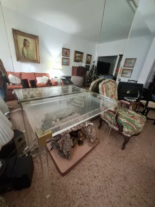 Mesa de cristal y metal dorada