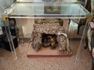 Mesa de cristal y metal dorada