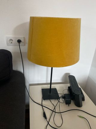 Lámpara con base negra y pantalla de terciopelo am