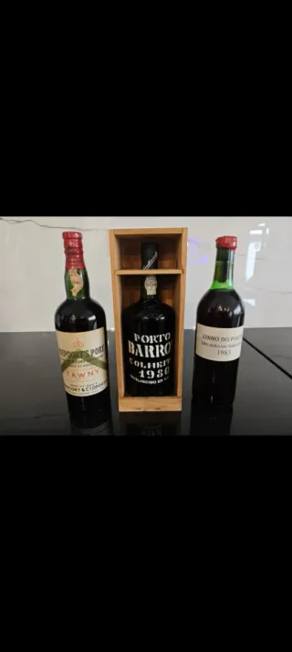 Coleção de três garrafas de vinho do Porto