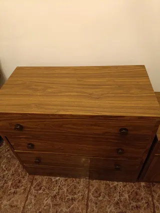 Cómoda y 2 mesitas de noche de madera