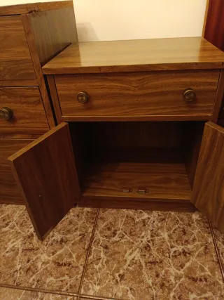 Cómoda y 2 mesitas de noche de madera