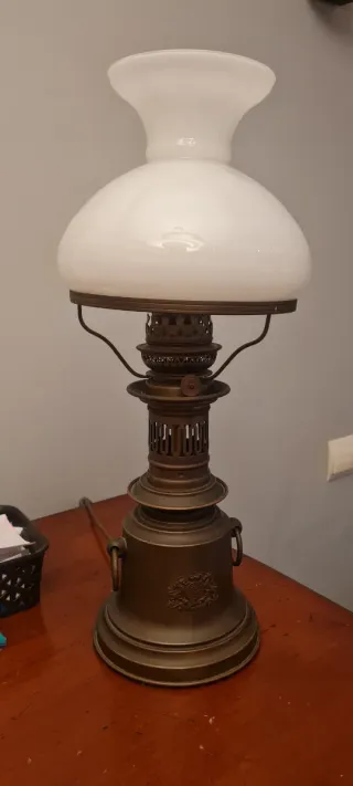 Lámpara de mesa antigua dorada