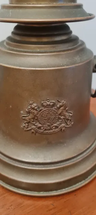 Lámpara de mesa antigua dorada