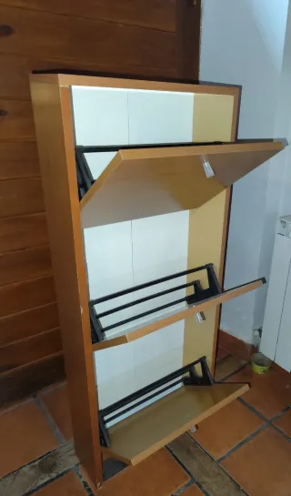 Zapatero de madera marrón