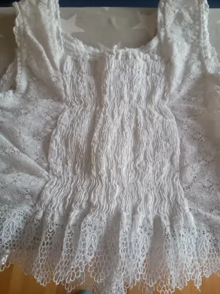 Top in pizzo bianco con bottoni