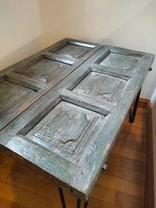 Mesa auxiliar de contraventanas.