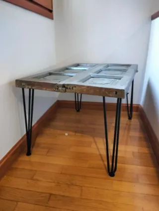 Mesa auxiliar de contraventanas.