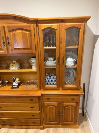 Mueble de madera y cristal