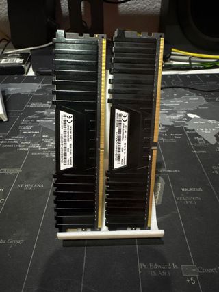 2x Módulos Memoria RAM Corsair 16GB DDR4 2400MHz