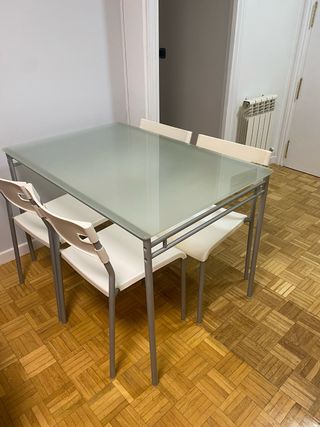 Mesa de comedor con 4 sillas