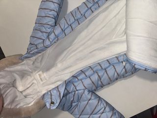 Buzo de bebé azul con rayas
