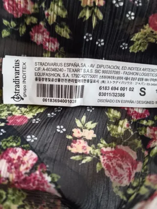Blusa Stradivarius floral negra y rosa