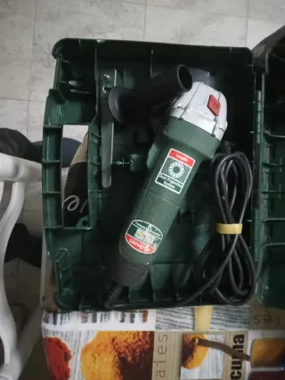 Radial amoladora Bosch PWS 700-115 con maletín