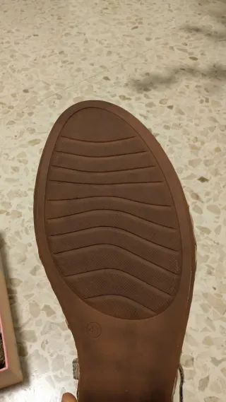 Sandalias Alma en Pena doradas y multicolor