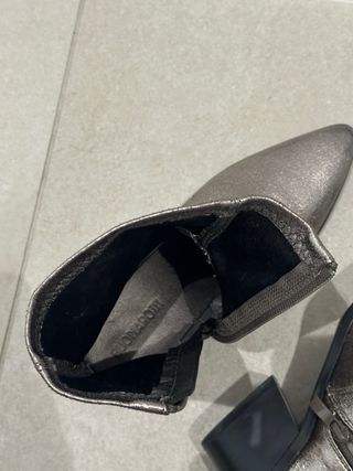 Botines plateados punta fina