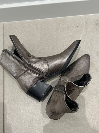 Botines plateados punta fina