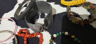 LOTE 19 PULSERAS VARIOS ESTILOS y CALIDADES