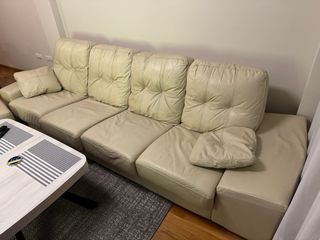 Sofá de plumas beige de piel