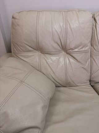 Sofá de plumas beige de piel