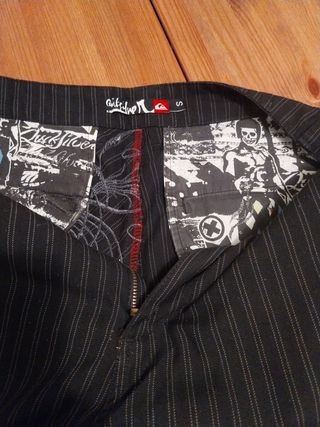 Pantalón corto Quiksilver negro rayas