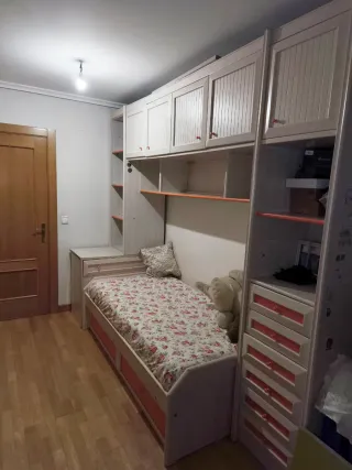 Armario juvenil beige y rosa