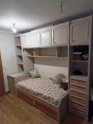 Armario juvenil beige y rosa