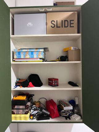 Armario de pared con puertas decoradas con papel.