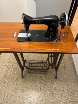 Máquina de coser Alfa antigua con pie de hierro