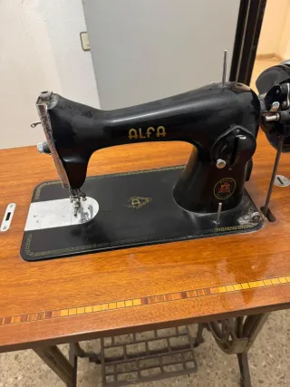 Máquina de coser Alfa antigua con pie de hierro