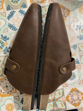 Zuecos de piel marrones