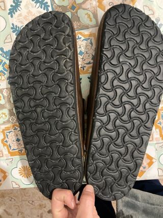 Zuecos de piel marrones