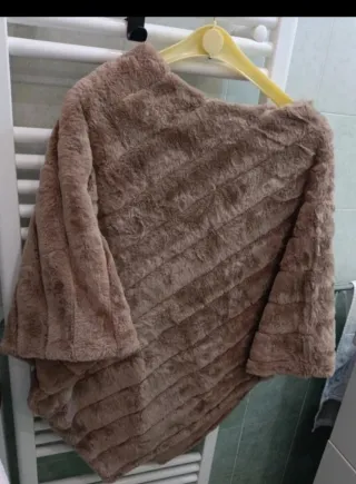 Poncho in pelliccia beige