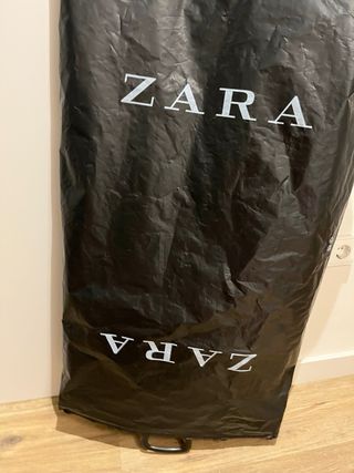 Traje de joven Zara azul sin usar. 102 x 40 cm