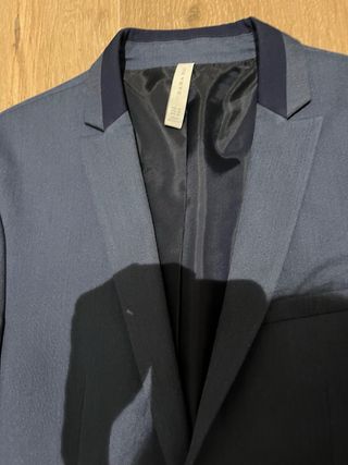 Traje de joven Zara azul sin usar. 102 x 40 cm