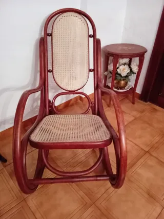 Mecedora antigua de madera hecha a mano