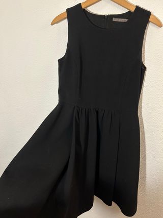 Vestido negro sin mangas