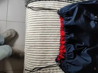 Chubasquero cortavientos con capucha