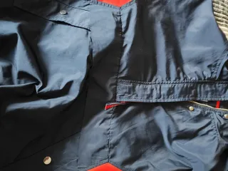 Chubasquero cortavientos con capucha