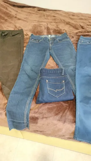 Pantalones vaqueros color Azul y  de color marrón