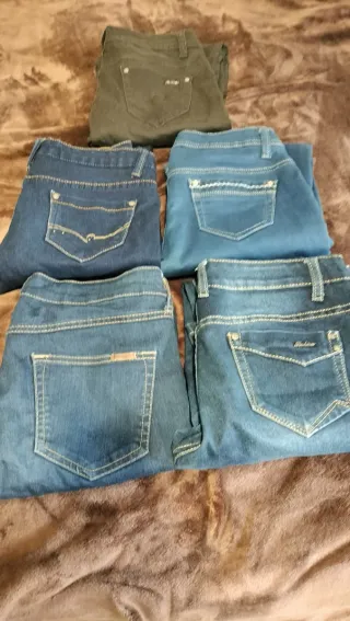 Pantalones vaqueros color Azul y  de color marrón