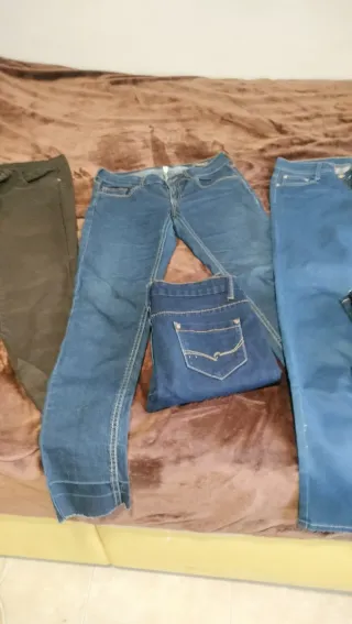 Pantalones vaqueros color Azul y  de color marrón