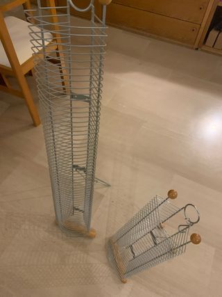 2 Torres de discos metálica y de madera.