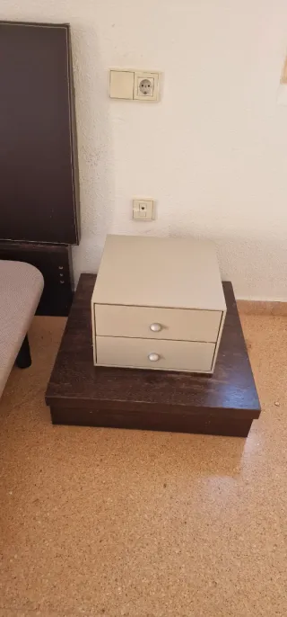 Dormitorio: Cabezal, Mesitas, Espejo y Base